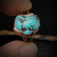 Antiker Kupferring mit türkisfarbenem Stein, handgefertigter Schmuck, Vintage-Stil.