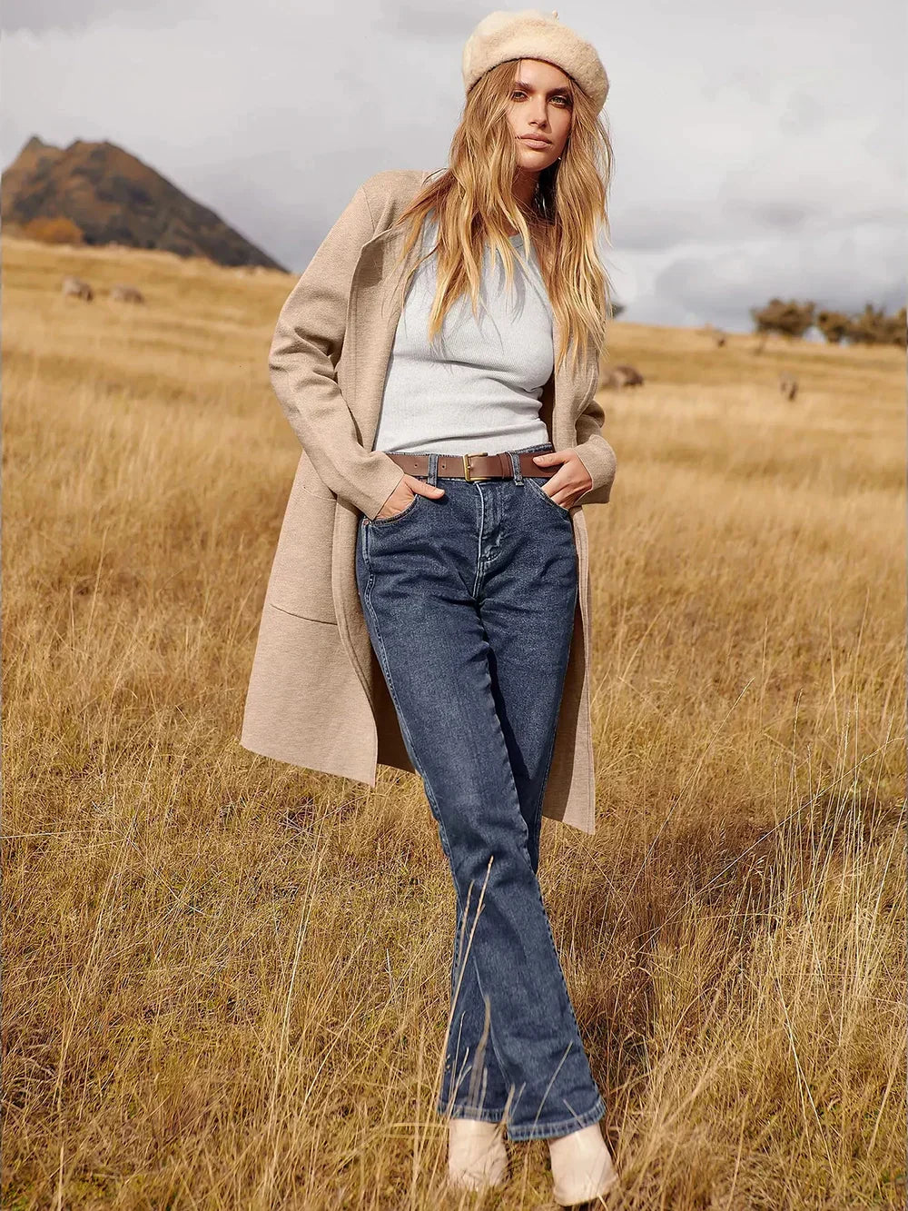 Frau in beiger Jacke und blauer Jeans in herbstlicher Landschaft, Mode, Outdoor, Damenbekleidung.