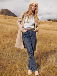 Frau in beiger Jacke und blauer Jeans in herbstlicher Landschaft, Mode, Outdoor, Damenbekleidung.