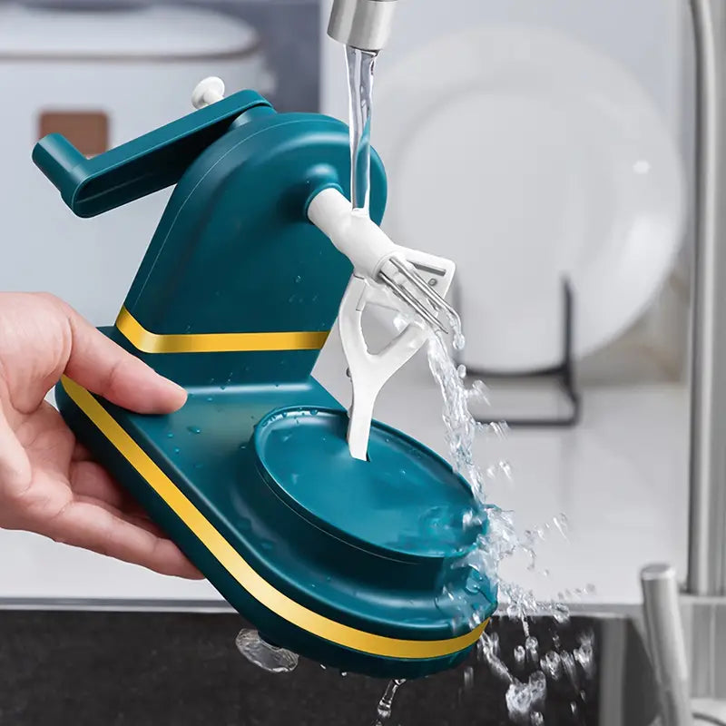 Handheld Seifenspender in Türkis mit gelbem Streifen, Wasser fließt aus dem Hahn, Küche.