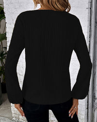 Frau in schwarzem Strickpullover, Rückansicht, modisch, elegant, Herbstmode, Damenbekleidung.