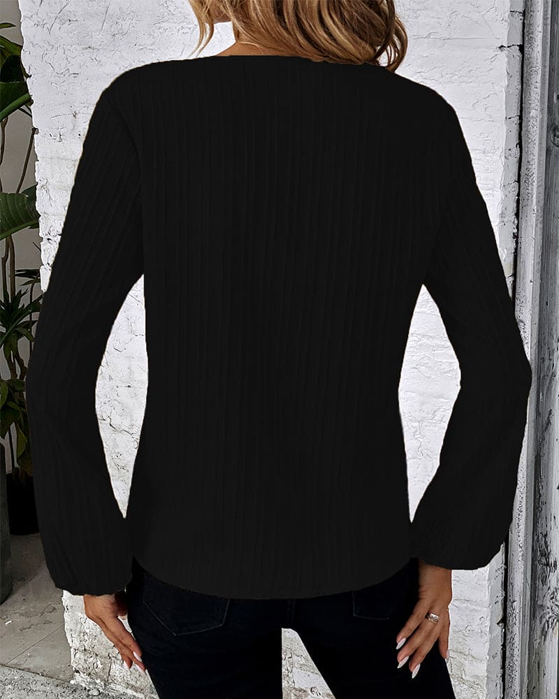 Frau in schwarzem Strickpullover, Rückansicht, modisch, elegant, Herbstmode, Damenbekleidung.