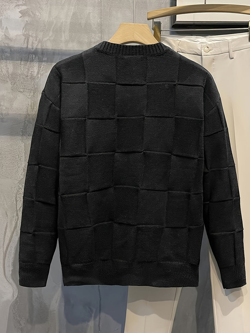 Schwarzer Strickpullover mit Karomuster, Herrenmode, Baumwolle, elegant, auf Holzkleiderbügel.