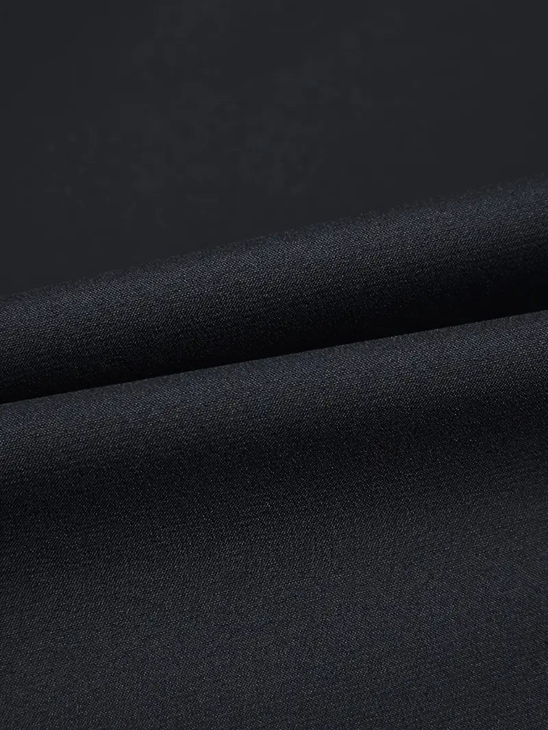 Schwarzer Baumwollstoff, glatt, hochwertig, für Bekleidung und Heimtextilien geeignet.