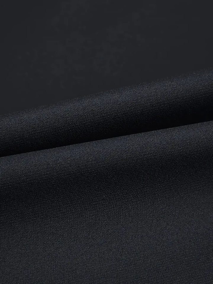 Schwarzer Baumwollstoff, glatt, hochwertig, für Bekleidung und Heimtextilien geeignet.