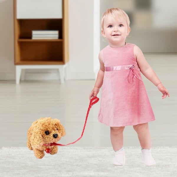 Kleinkind im rosa Kleid mit Plüschhund an roter Leine in modernem Wohnzimmer.