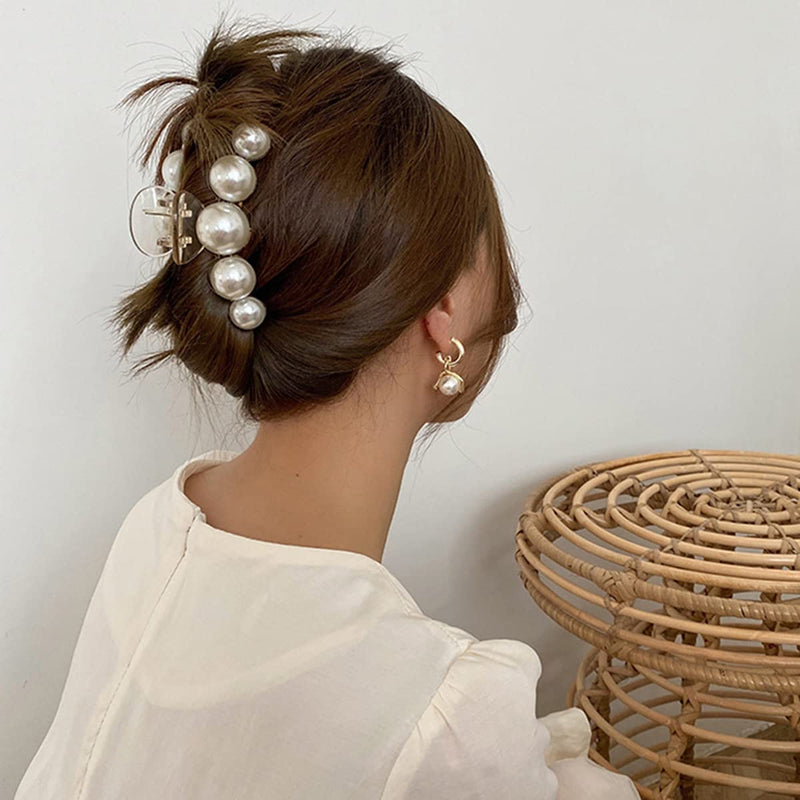 Frau mit Perlen-Haarklammer, eleganter Haarschmuck, Hochsteckfrisur, weißes Oberteil.