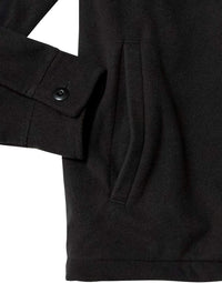 Schwarze Fleecejacke mit Knopfmanschette und Seitentasche, warme Winterbekleidung.