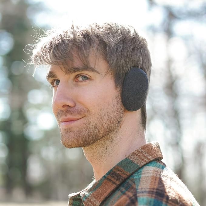 Mann mit schwarzem Ohrwärmer, Outdoor, Herbst, Modeaccessoire, warm, bequem, stilvoll.