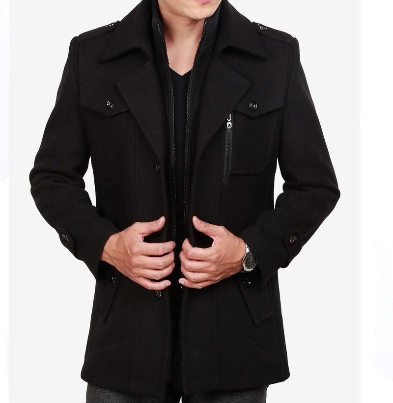 Mann in schwarzem Wollmantel, stilvoll, elegant, Herbstmode, Herrenbekleidung, Knopfleiste.