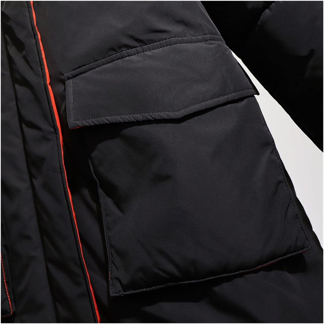 Schwarze Winterjacke mit großer Tasche, rote Naht, warme Outdoor-Bekleidung, Herrenmode.