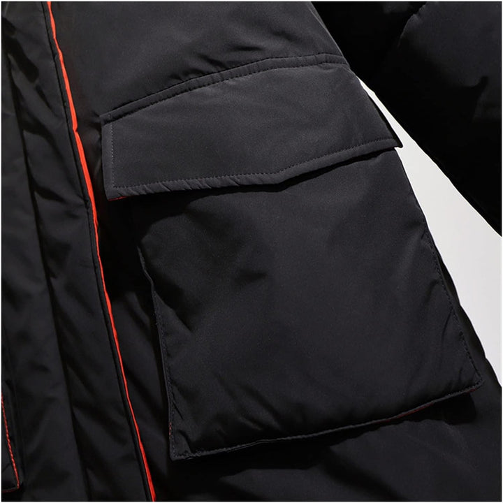 Schwarze Winterjacke mit großer Tasche, rote Naht, warme Outdoor-Bekleidung, Herrenmode.