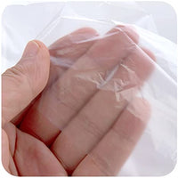 Hand hält transparente Plastikfolie, Verpackungsmaterial, Schutzfolie, durchsichtig, flexibel.