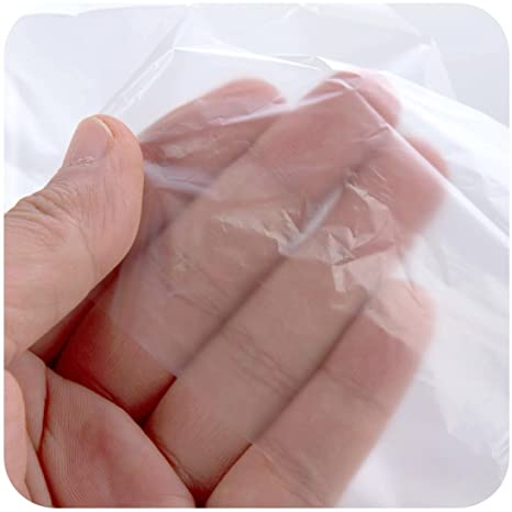 Hand hält transparente Plastikfolie, Verpackungsmaterial, Schutzfolie, durchsichtig, flexibel.