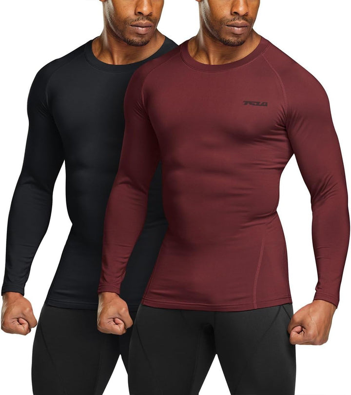 Zwei Herren-Kompressionsshirts, langarm, schwarz und rot, Sportbekleidung, eng anliegend.