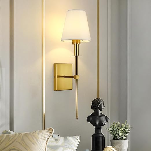 Goldene Wandleuchte mit weißem Lampenschirm, modernes Design, Wohnzimmerbeleuchtung.