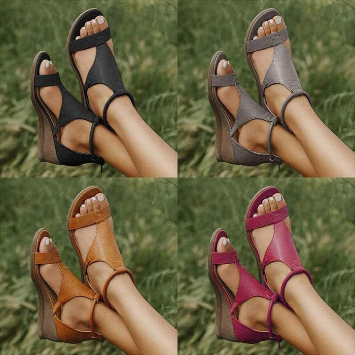 Vier Paar Damen-Sandalen, Keilabsatz, in Schwarz, Grau, Braun und Pink, Sommermode.