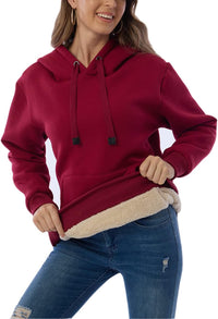 Frau in rotem Kapuzenpullover mit Fleece-Futter, lässige Damenmode, Herbst-Winter-Outfit.