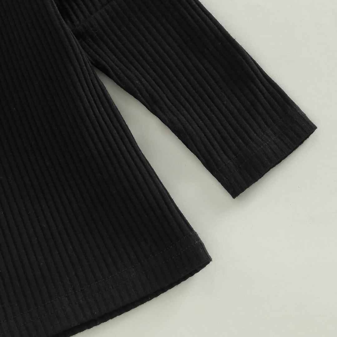 Schwarzes geripptes Langarmshirt aus Baumwolle, modisch, bequem, vielseitig.