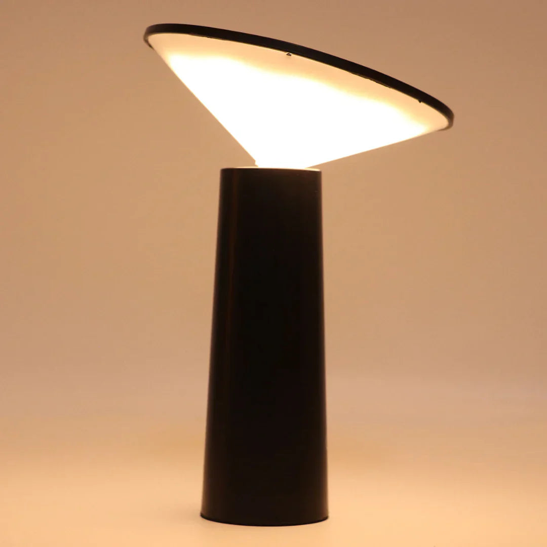 Schwarze Tischlampe mit konischem Schirm, modernes Design, warmweißes Licht, Innenbeleuchtung.