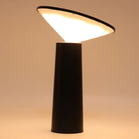 Schwarze Tischlampe mit konischem Schirm, modernes Design, warmweißes Licht, Innenbeleuchtung.