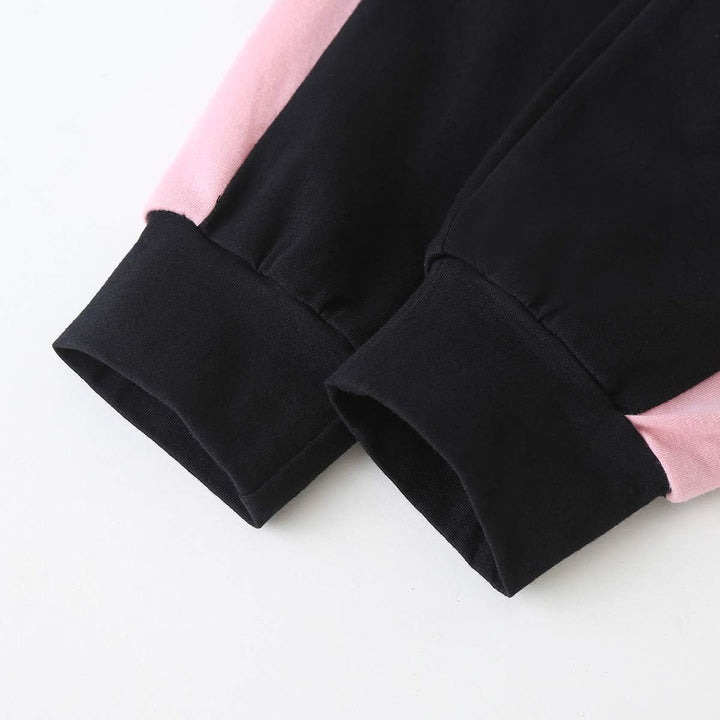 Schwarze und rosa Ärmel eines Sweatshirts, Baumwolle, modisch, bequem, Freizeitkleidung.