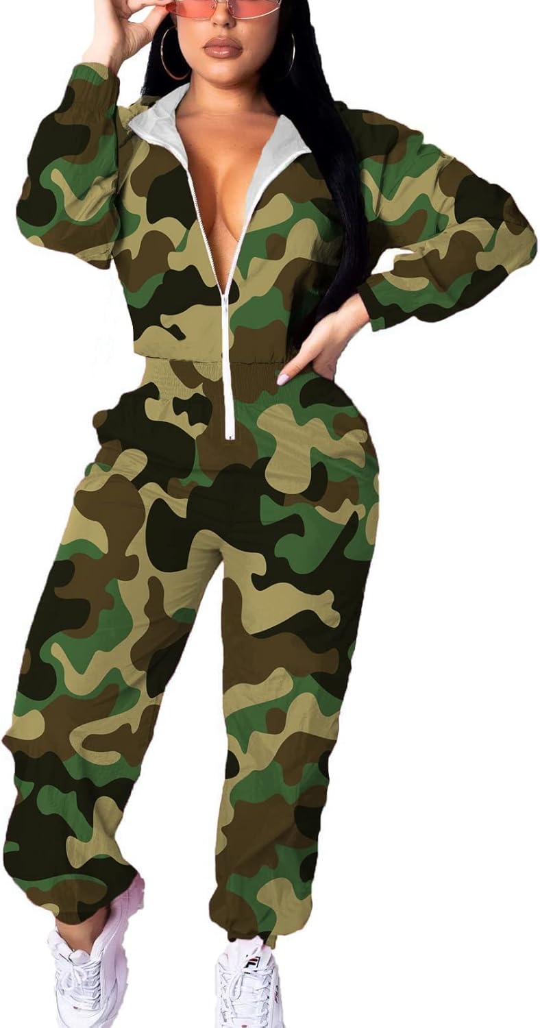 Frau in grünem Camouflage-Jumpsuit mit Reißverschluss und Sonnenbrille, modisch, lässig.