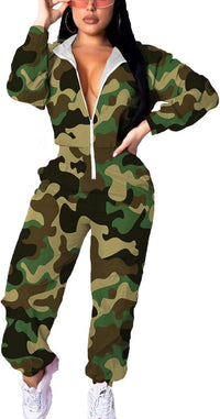 Frau in grünem Camouflage-Jumpsuit mit Reißverschluss und Sonnenbrille, modisch, lässig.