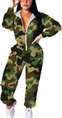 Frau in grünem Camouflage-Jumpsuit mit Reißverschluss und Sonnenbrille, modisch, lässig.