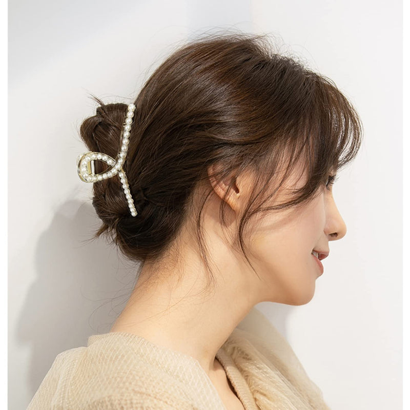 Frau mit Perlen-Haarklammer, eleganter Haarschmuck, Hochsteckfrisur, modisches Accessoire