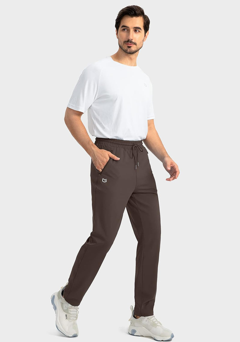 Mann in weißem T-Shirt und brauner Jogginghose, sportlich, lässig, Mode, Freizeitkleidung.