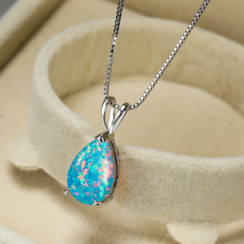 Silberkette mit tropfenförmigem Opal-Anhänger, schillernd, eleganter Schmuck, Geschenkidee.