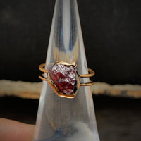 Roter Granat-Ring, handgefertigt, Kupferfassung, rustikales Design, Schmuck für Damen.