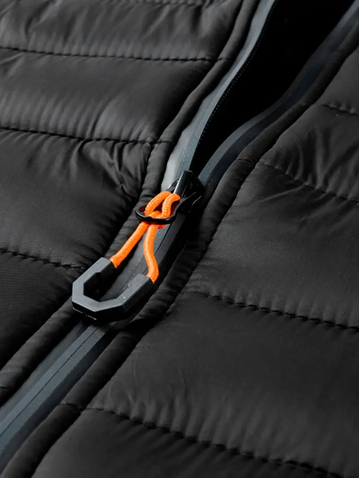 Schwarze Daunenjacke mit Reißverschluss und orangefarbenem Zugband, warm, stilvoll, wintertauglich.