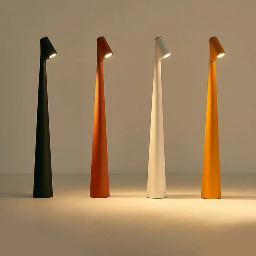 Vier moderne Stehlampen in Schwarz, Rot, Weiß und Gelb, minimalistisch, beleuchtet.