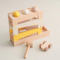 Motorik-Kugelbahn aus Holz mit Hammer und Auto – Spielschub