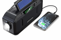 Schwarzes Solar-Radio mit Taschenlampe und USB-Ladefunktion, lädt Smartphone, tragbar.