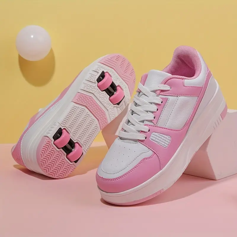 Rosa-weiße Rollschuhe mit Schnürsenkeln auf rosa Hintergrund, sportlich, modisch.