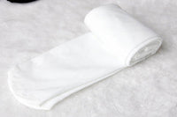 Weiße Baumwollsocken auf weichem Hintergrund, bequem und atmungsaktiv, ideal für den Alltag.