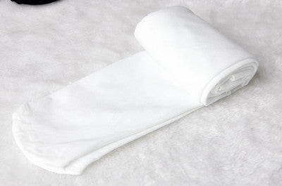 Weiße Baumwollsocken auf weichem Hintergrund, bequem und atmungsaktiv, ideal für den Alltag.