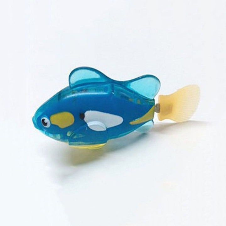 Blauer und gelber Spielzeugfisch aus Kunststoff mit beweglichem Schwanz auf weißem Hintergrund.