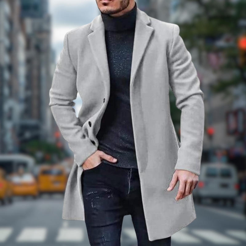Grauer Herrenmantel, elegantes Design, Wintermode, Stadt, stilvoller Look, Straßenhintergrund.