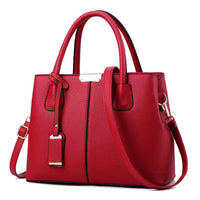 Rote Damenhandtasche aus Leder mit Schulterriemen, elegant und modisch.