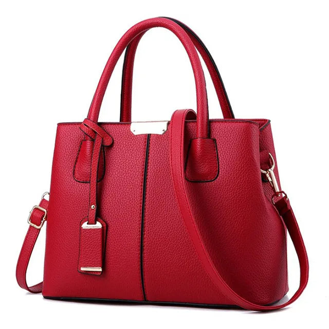 Rote Damenhandtasche aus Leder mit Schulterriemen, elegant und modisch.