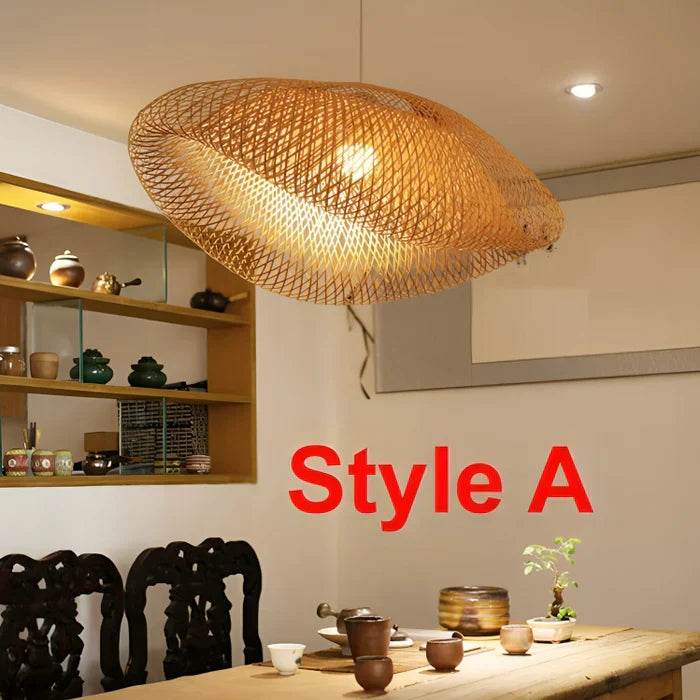 Rattan-Pendelleuchte über Esstisch, modernes Design, warmes Licht, Wohnzimmer-Dekoration.