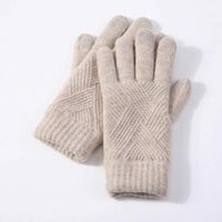 Beige gestrickte Handschuhe aus Wolle, warm und weich, ideal für Winterkleidung.