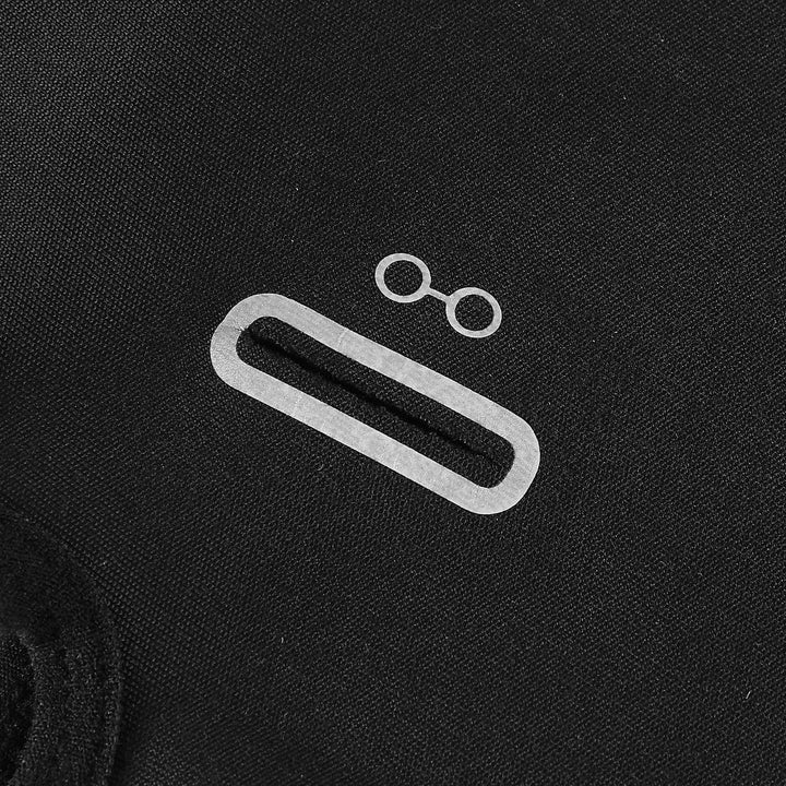 Schwarzer Stoff mit silbernem Logo, modernes Design, hochwertige Textilstruktur, Nahaufnahme.