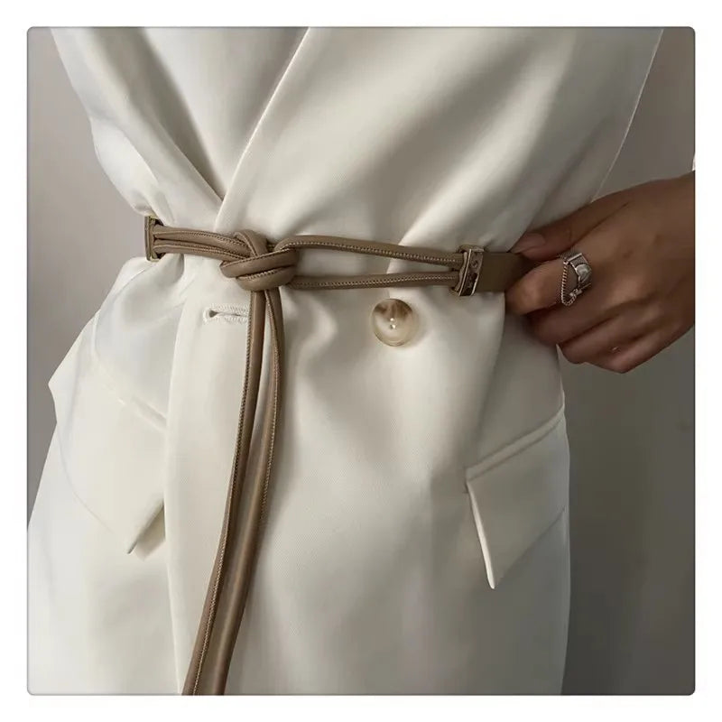 Damenmantel weiß, Gürtel beige, elegantes Design, Knopfdetail, modischer Look