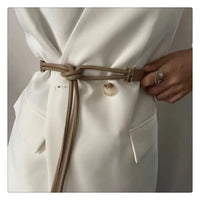 Damenmantel weiß, Gürtel beige, elegantes Design, Knopfdetail, modischer Look