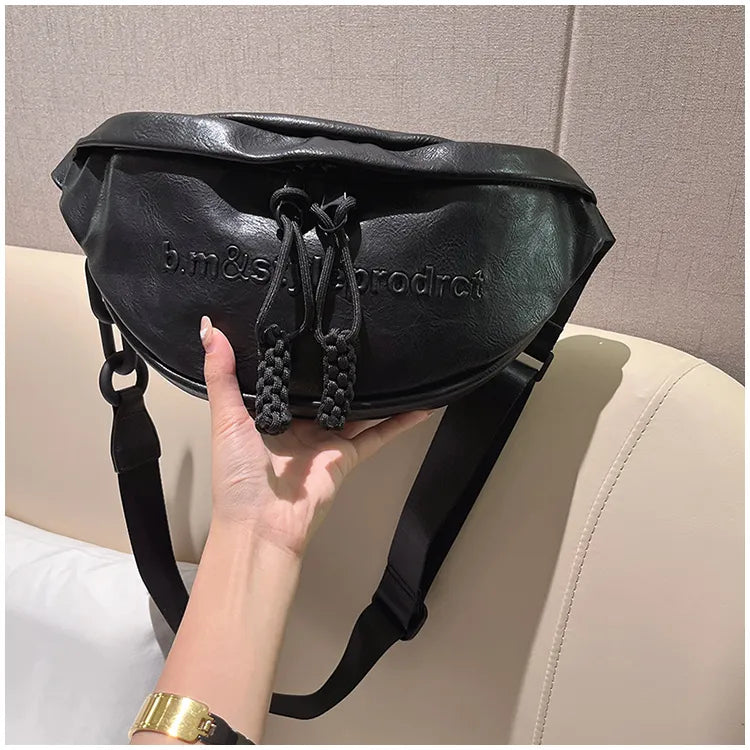 Schwarze Leder-Bauchtasche mit verstellbarem Gurt, ideal für Reisen und Alltag.